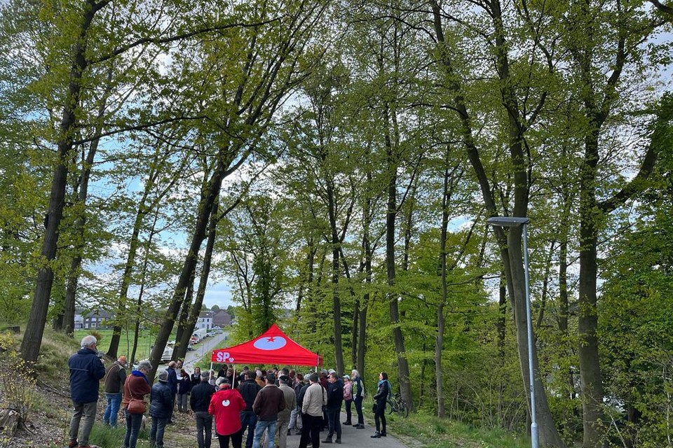 Onder de ontluikende bomen aan de Puddelerweg gaf wethouder Bart Smeets (CDA) uitleg aan bezorgde SP-leden over het bomenkapbeleid.