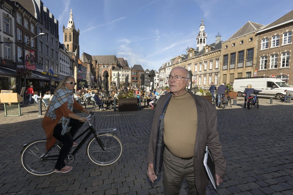 Albert Lansdorp vecht al een jaar tegen het verdwijnen van de parkeerplaatsen op de Markt in Roermond. 