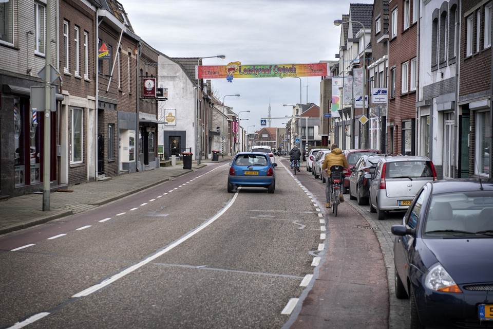 In Landgraaf zijn zorgen over het gestegen aantal kapperszaken aan de Hoogstraat. 
