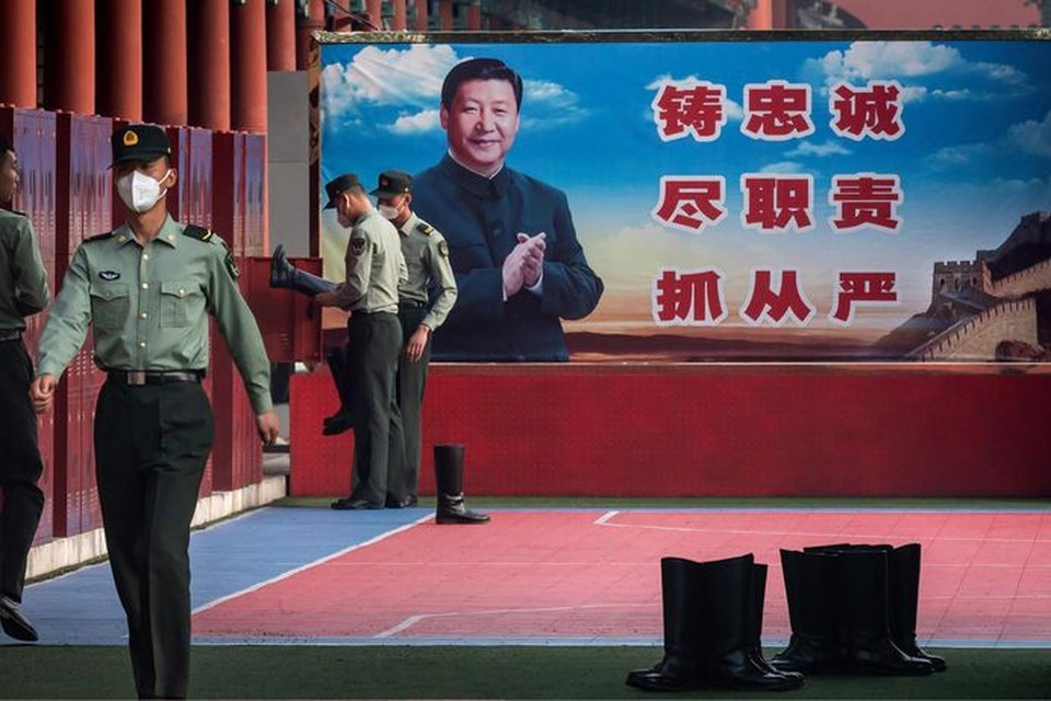 Beveiligers in Peking bereiden zich voor op het begin van het Nationale Volkscongres, dat morgen begint. 