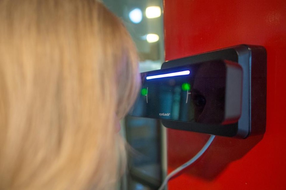 De irisscanner bij de PI Sittard. Het is de tweede gevangenis in Nederland die testen met de scanner uitvoert.