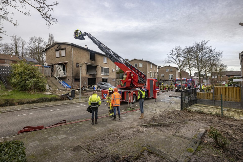 Door Explosie in woonhuis zware schade aan pui en gevel in Harmoniestraat Hoemsbroek. 