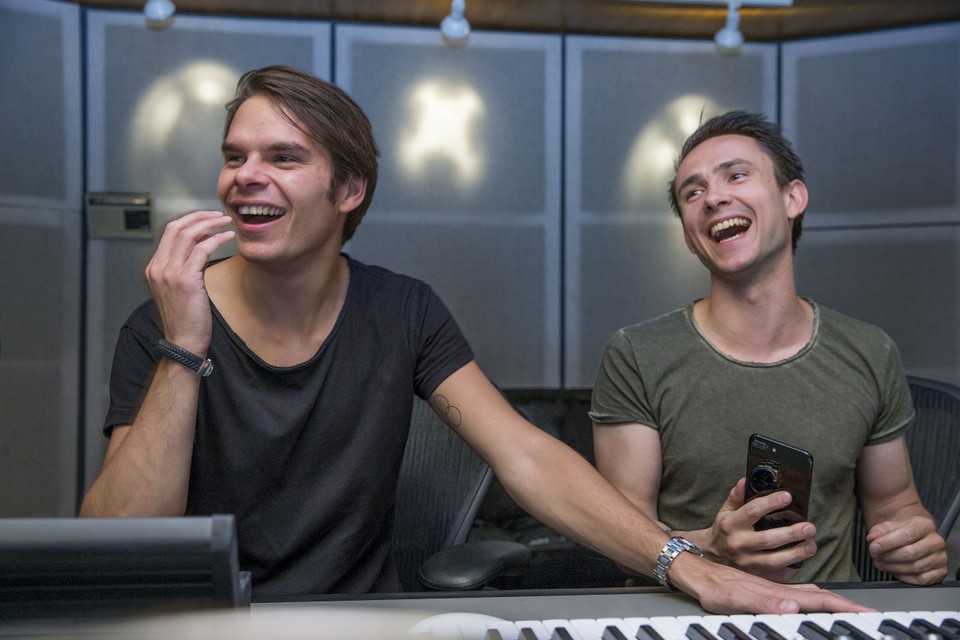 Steven Jansen (links) is de nieuwe liefde van Dionne Stax. Jansen vormt samen met Lucas de Wert (r) het dj-duo Lucas & Steve.  