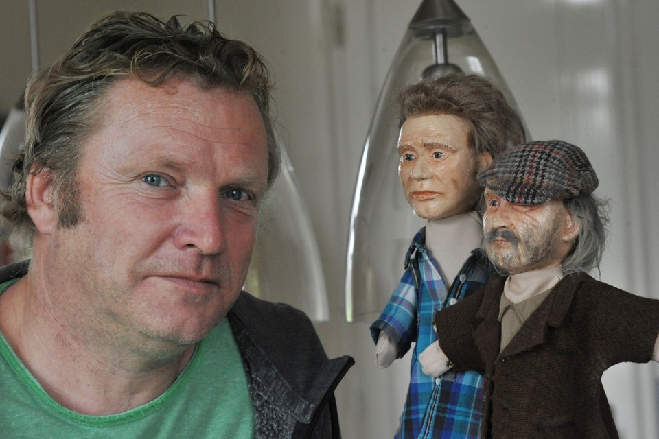Jan Philipsen met de poppen van hemzelf en Rowwen Hèze die hij gebruikt bij lezingen over de legendarische figuur. 