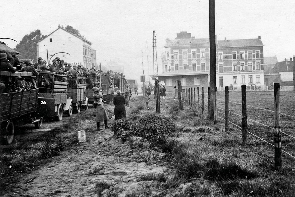 <P>Vaals, 10 mei 1940, 05.30 uur. Duitse soldaten wachten op het sein om de grens over te gaan en kijken naar overkomende Duitse vliegtuigen. De invasie staat letterlijk voor de deur. </P>
