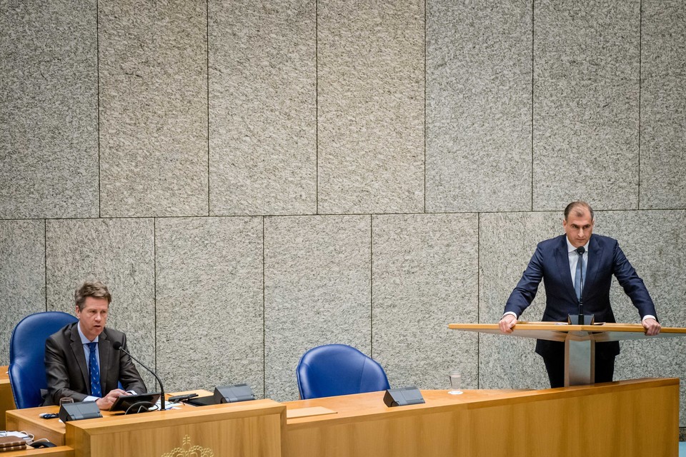 Waarnemend Kamervoorzitter Martin Bosma (links, PVV) en PVV-Kamerlid Gidi Markuszower tijdens het debat over het terughalen van IS’ers uit Syrië. 