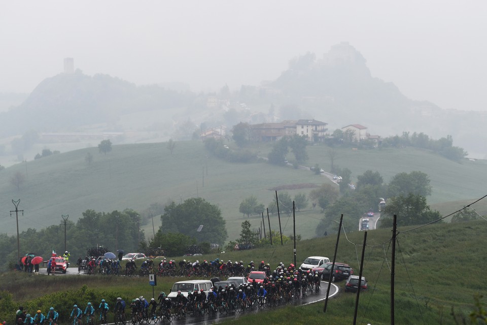 De regen kletterde gedurende de vierde etappe onophoudelijk neer op het peloton 