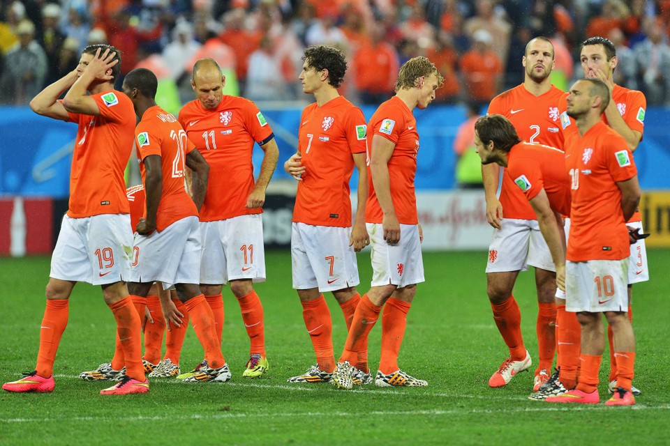 De spelers van Nederland balen na het verlies na de strafschoppen tegen Argentinië tijdens de halve finale op het WK voetbal in 2014.  