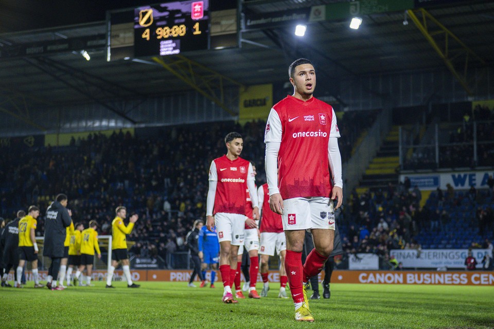 Spelers van MVV druipen teleurgesteld af.