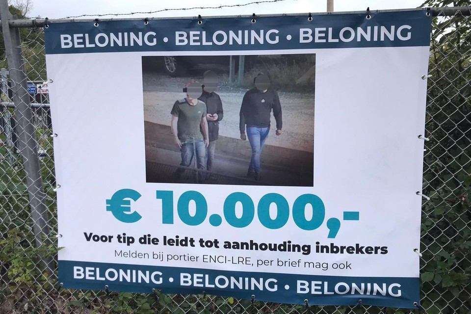 De poster aan het hek van ENCI in Maastricht. De Limburger heeft de gezichten hier verder onherkenbaar gemaakt. 