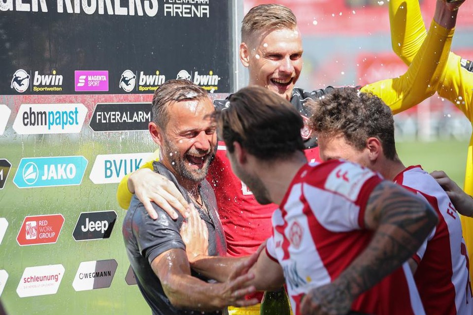 Eric Verstappen (steekt in het midden boven de rest uit) viert de promotie met Würzburger Kickers.