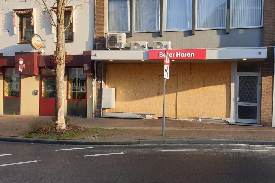 Het pand waartegen de automobilist tot stilstand kwam, is inmiddels dichtgetimmerd. 