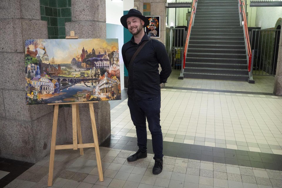 Pablo Slenders naast het Maastricht Kunstwerk. 