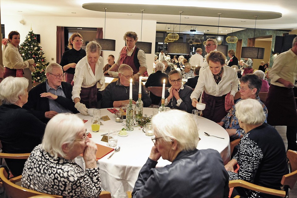 Na een spannend begin kwamen de gesprekken tussen de ouderen tijdens de dineravond op gang.