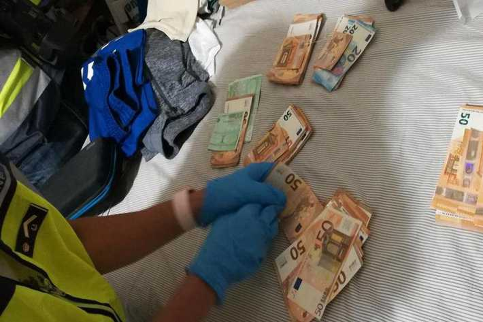 De politie nam 60.000 euro cash in beslag.