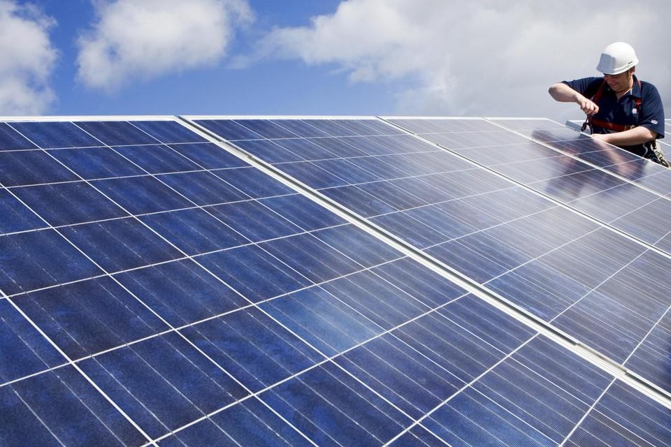 Het aantal meldingen van ongevallen bij het installeren van zonnepanelen is sterk toegenomen.