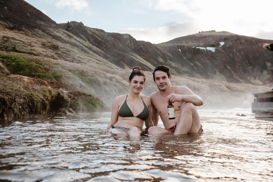 Juliette van Montfort en Graatje Weber genieten in de Reykjadalur, een beek die ontspringt in een warmwaterbron op IJsland. 