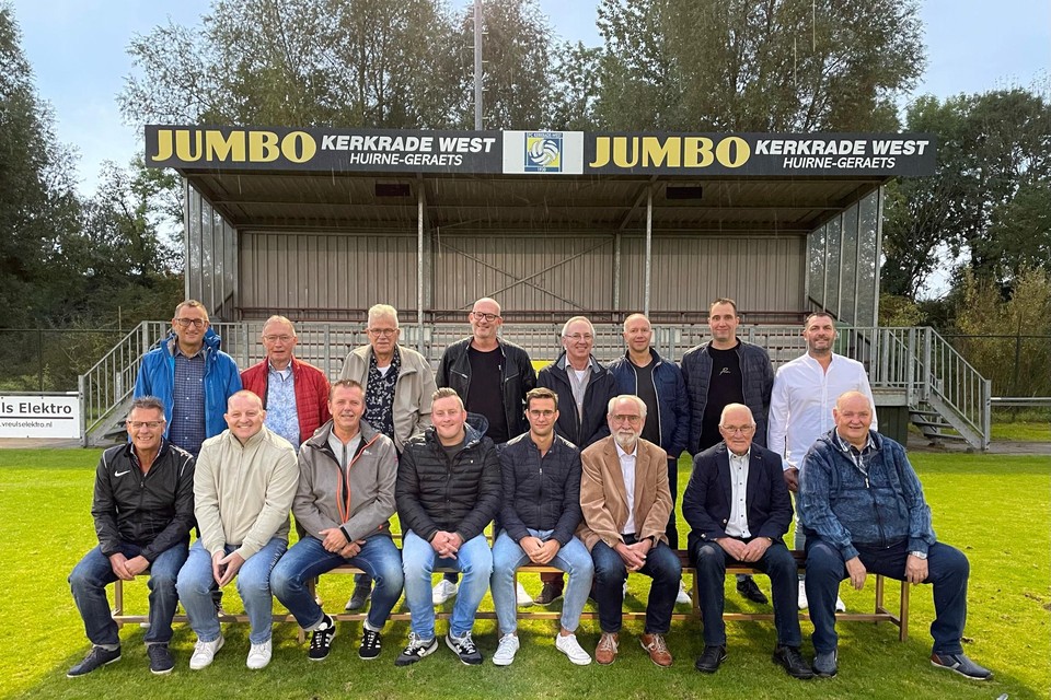 De  jubilerende leden van FC Kerkrade-West; een aantal was verhinderd en staat niet op de foto. 