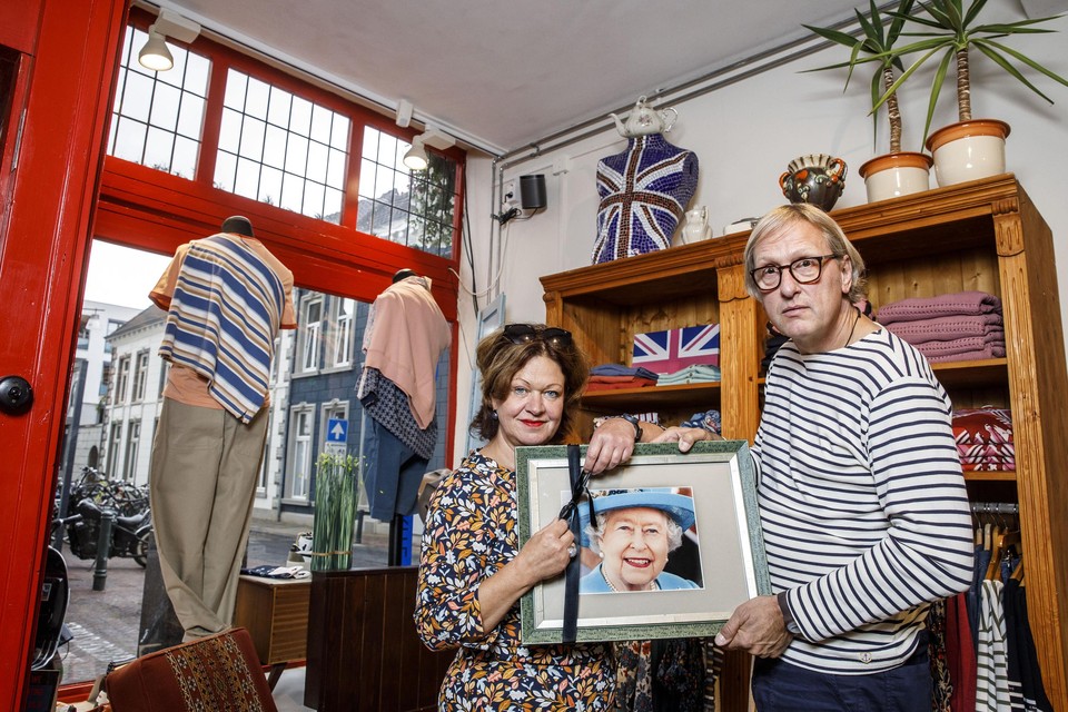 Maurice Kierpensteijn en Esther Custers hingen de vlag boven hun winkel in Roermond halfstok en bevestigden een rouwlintje om de foto van The Queen. 