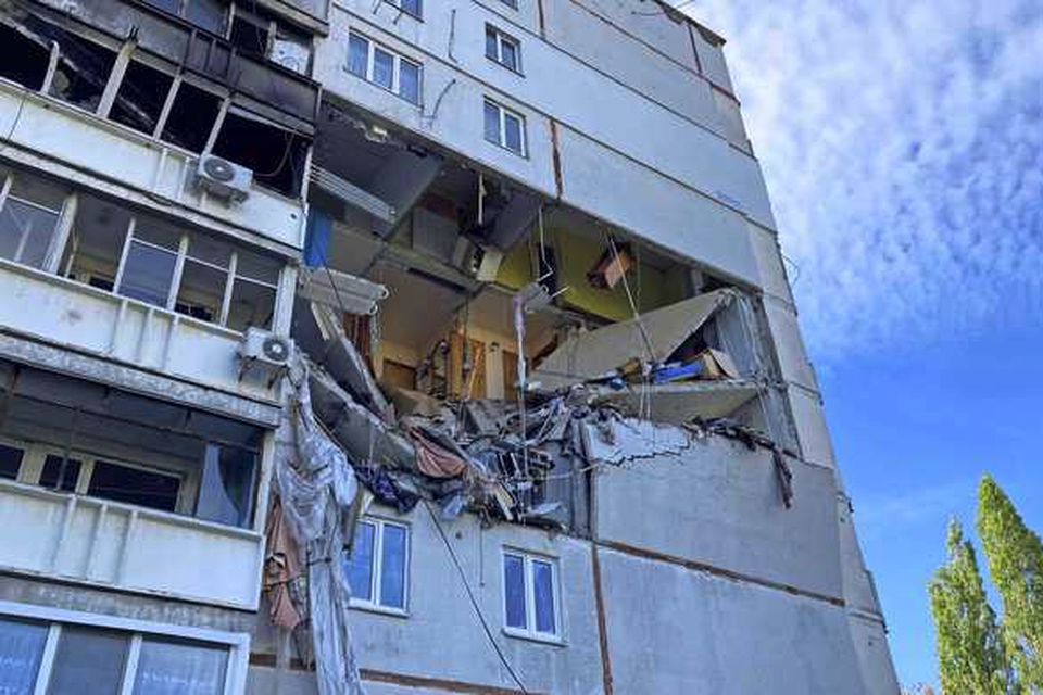 De flat naast de datsja van Joeri is door artillerievuur opengereten. 
