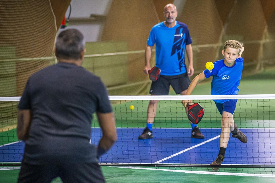 Pickleball is kortgezegd een combinatie van badminton, tennis en tafeltennis. 