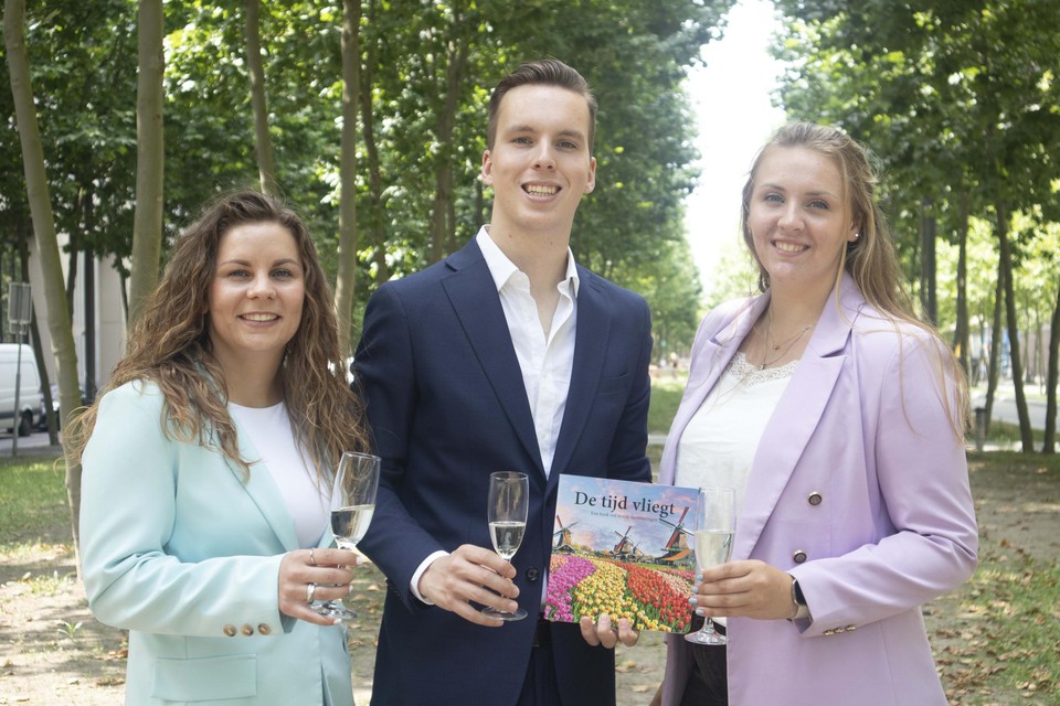 Fleur Willems (rechts) maakte het boek samen met Colinda van Gog en Luuk Kempers.