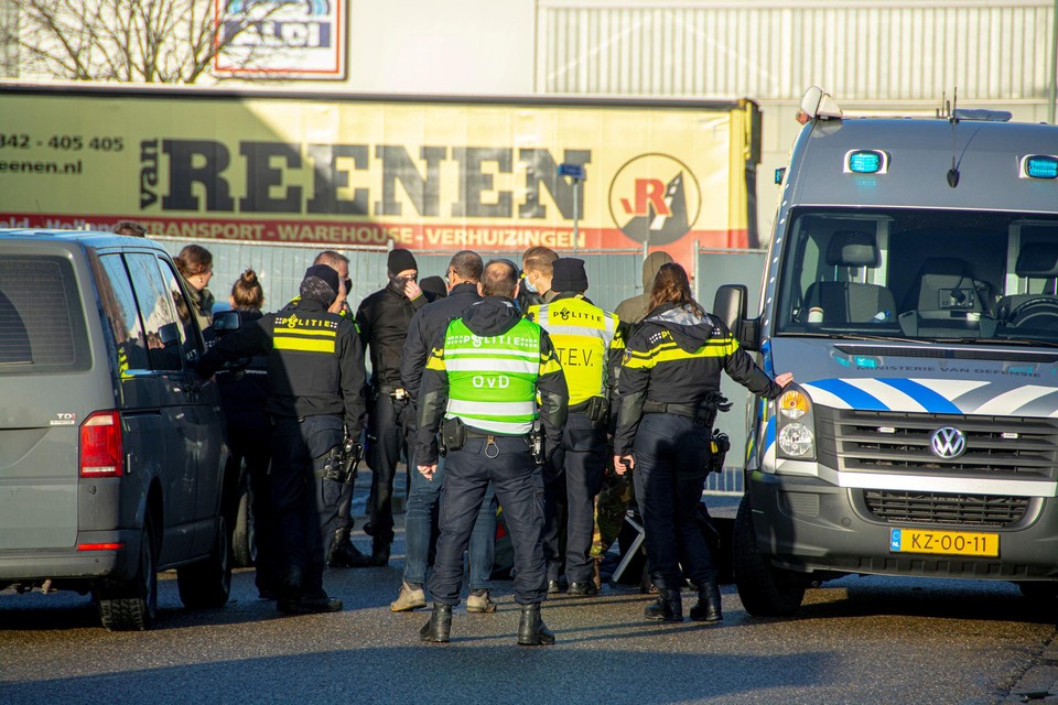 Veel politie op de been maandag bij de inval in het autobedrijf aan de Thomas Alva Edisonweg in Roermond.