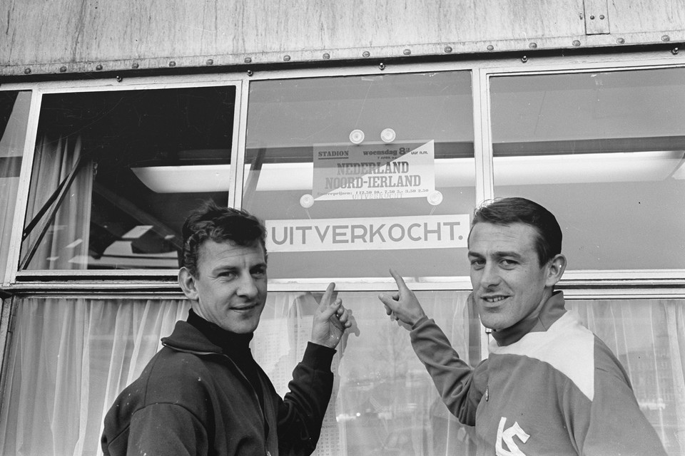 Pierre Kerkhoffs (rechts) en Co Prins bij een kiosk van De Kuip voorafgaand aan de uitverkochte interland tegen Noord-Ierland in 1965. 