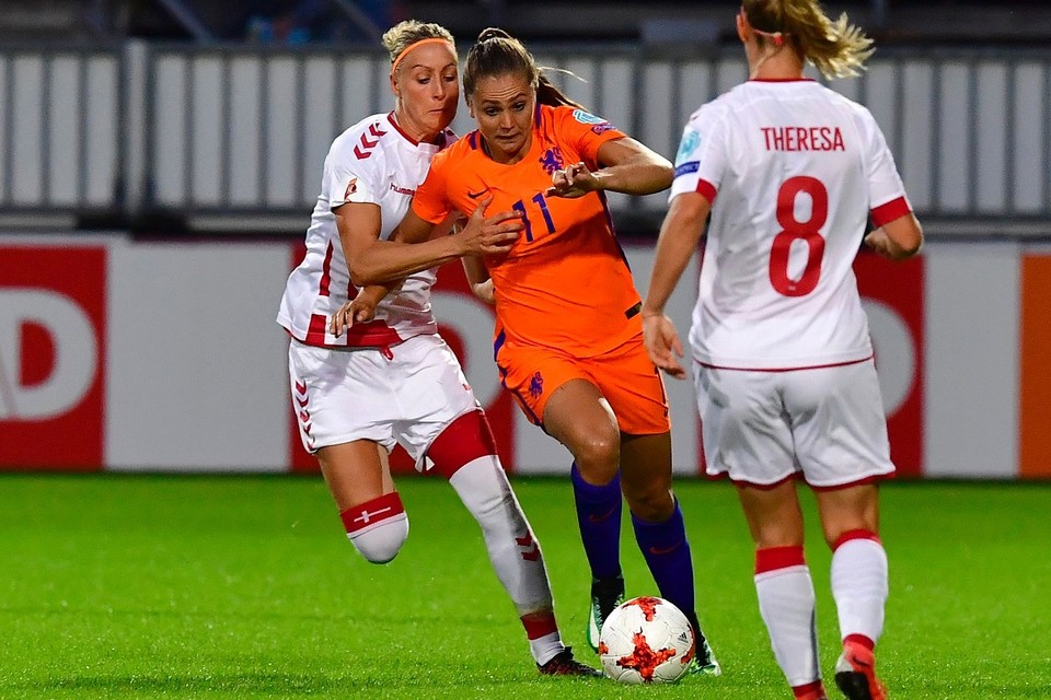 Lieke Martens in actie tegen Denemarken.