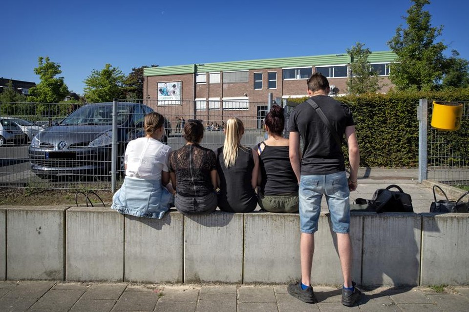 Leerlingen bij het schoolplein van het Rombouts College in Brunssum. Esmée zit hier niet bij.