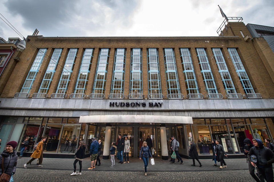 De Canadese warenhuisketen Hudson’s Bay trok zich in 2019 onverhoopt terug uit Nederland en verliet ook het oude V&amp;D-complex in Maastricht. 