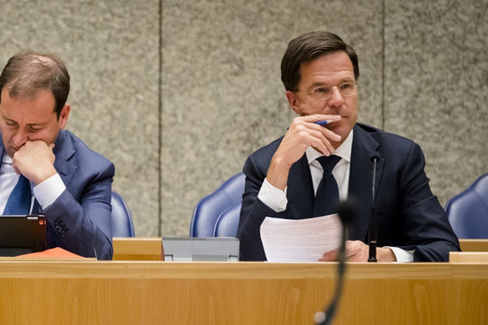 Minister Lodewijk Asscher van Sociale Zaken en Premier Mark Rutte tijdens een debat in de Tweede Kamer over de uitkomst van het referendum in Turkije.
