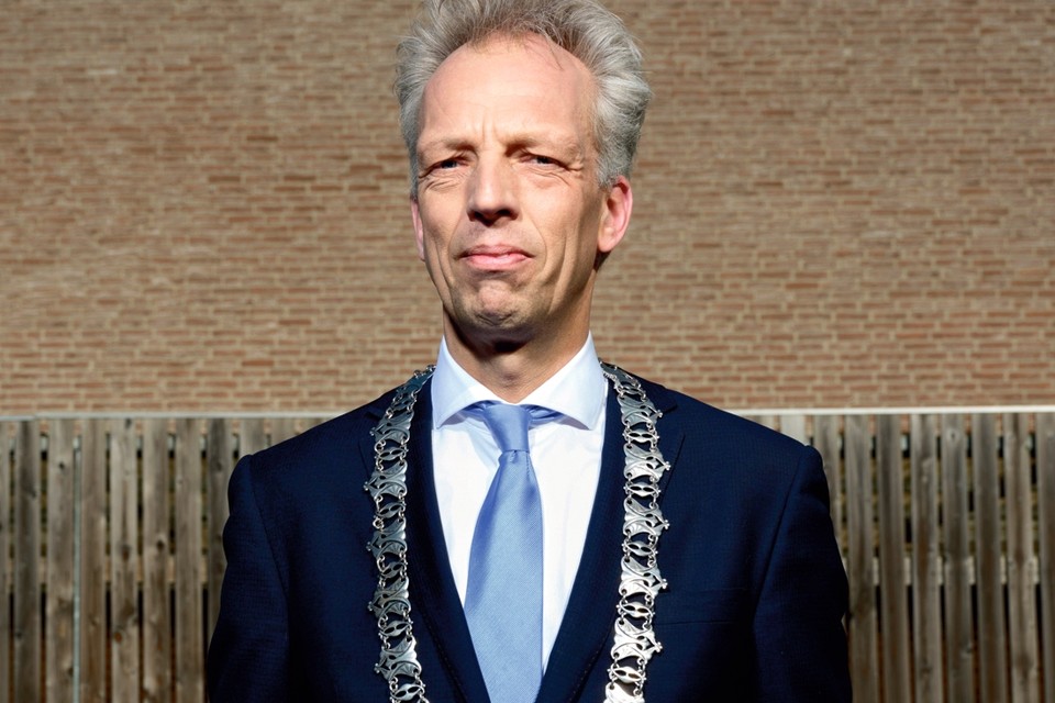 Oud-radioman Sjors Fröhlich is nu burgemeester in de plaats waar hij vandaan komt. 