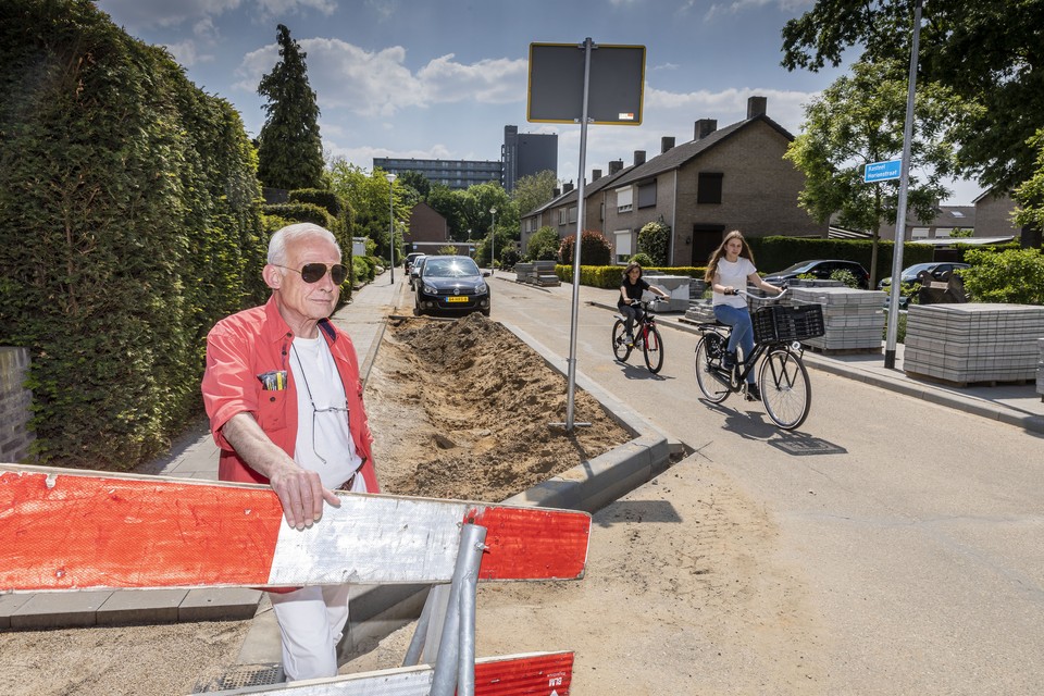 Voorzitter Victor Cillekens van het bewonersoverleg bij één van de eerste plantvakken bij hem naast de deur. De voorzitter is zeer te spreken over de groene aanblik die de Kastelenbuurt straks krijgt. 