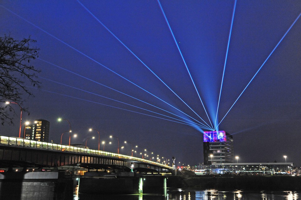 De laserstralen vanaf het stadskantoor in Venlo. 