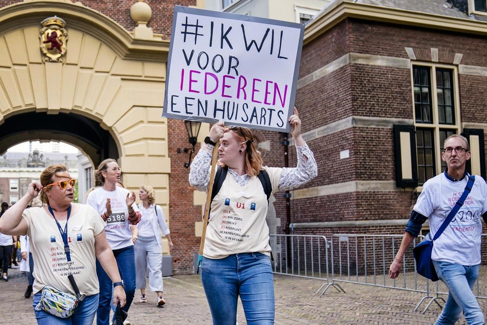 Huisartsen protesteren in juli 2022 op het Binnenhof tegen de hoge werkdruk.   
