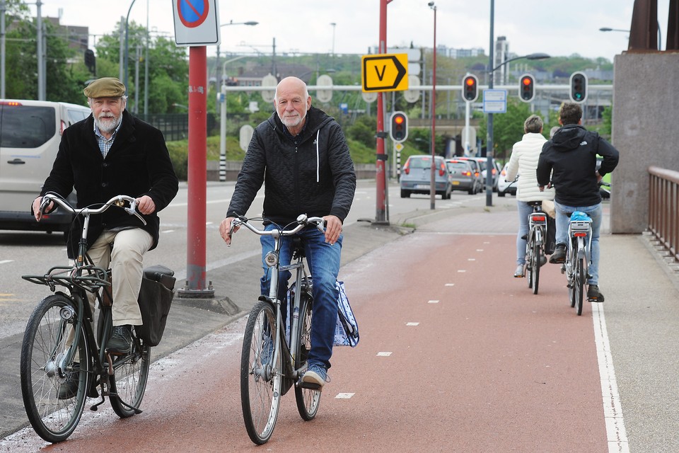 Peter Pasmans (l.) en Geert Rutten van de Fietsersbond op de stadsbrug in Venlo, die volgens hen te smal is voor fietsers en voetgangers. 