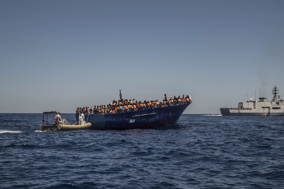 Vluchtelingen op een boot bij de kust van Sabratha in Libië.