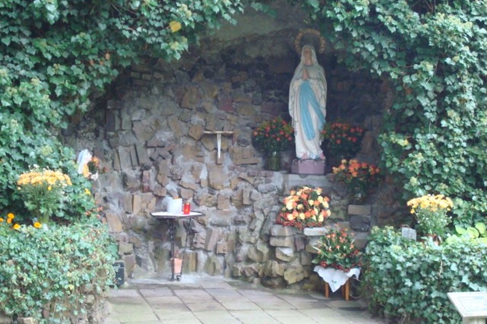 De Lourdesgrot in het kloosterpark. 