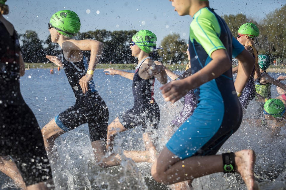 Ook voor de jeugd zijn er verschillende afstanden tijdens de Roermond City Triathlon. 
