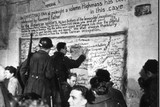 thumbnail: <P>Maastricht, 25 december 1944. Kerstviering. Amerikaanse militairen zetten hun handtekening op een mergelwand in de Sint-Pietersberg. Even daarvoor hadden zij in de grotten een nachtmis bijgewoond. </P>