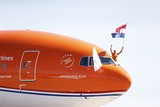 thumbnail: Zwemmer Ferry Weertman houdt de vlag vast tijdens de landing van het vliegtuig met de olympische medaillewinnaars van TeamNL op luchthaven Schiphol. 