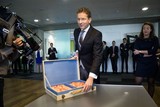 thumbnail: Minister Jeroen Dijsselbloem van Financien zet op Prinsjesdag zijn handtekening onder de rijksbegroting en miljoenennota.