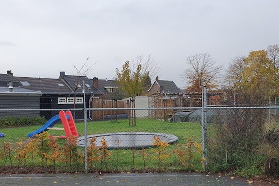 In de Heerlense buurttuin Kloosterkoolhöfke is een bijenstal gepland, het bouwmateriaal is nog afgedekt met groen plastic.