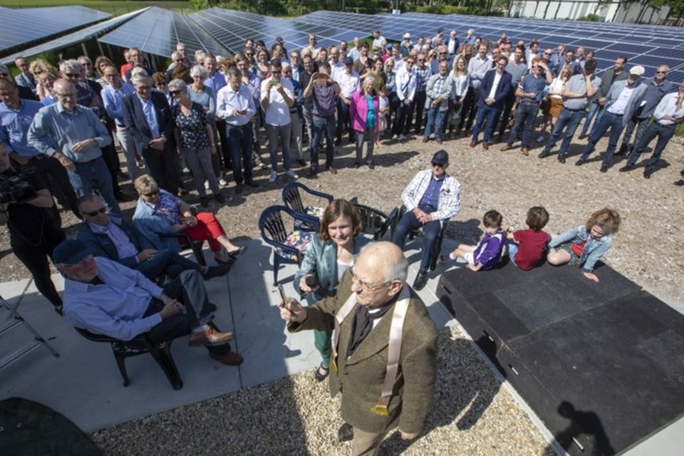 Pastoor Peter Cleijsters zegende in 2019 de batterij van het nieuwe zonnepark in Altweerterheide. 