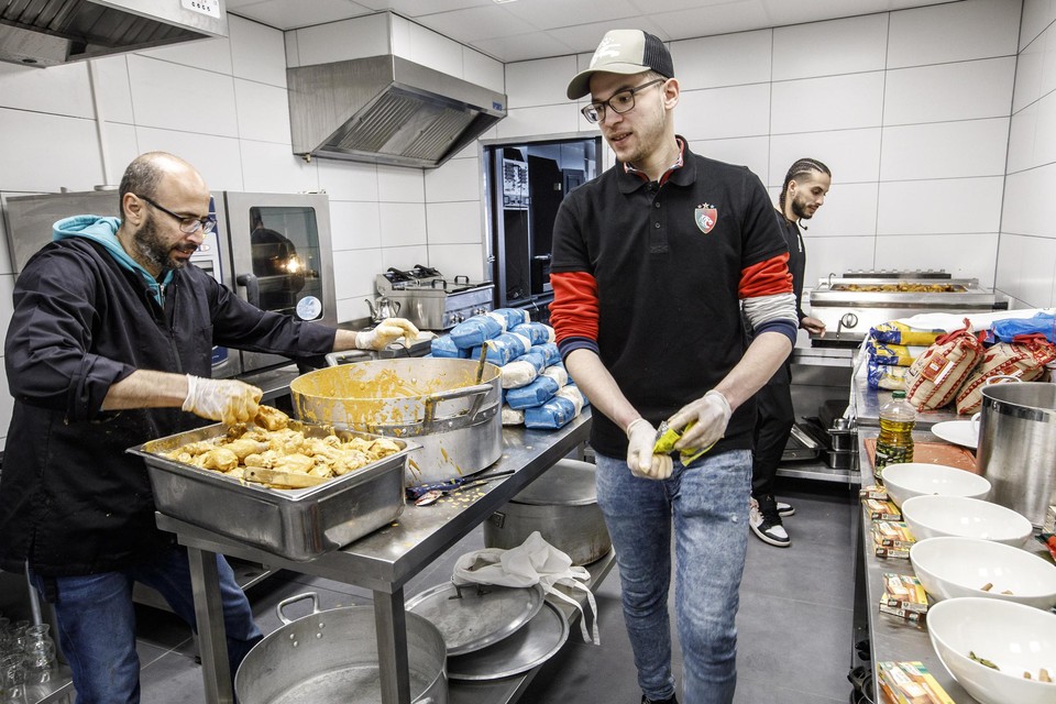 Vanuit de fonkelnieuwe keuken in hun clubhuis bezorgen de vrijwilligers van Tigers maaltijden door heel Midden-Limburg, in Venlo en tot aan Eindhoven toe. 