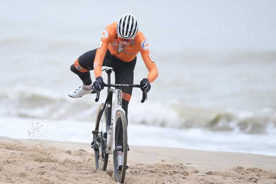 Mathieu van der Poel door het zand van Oostende. 