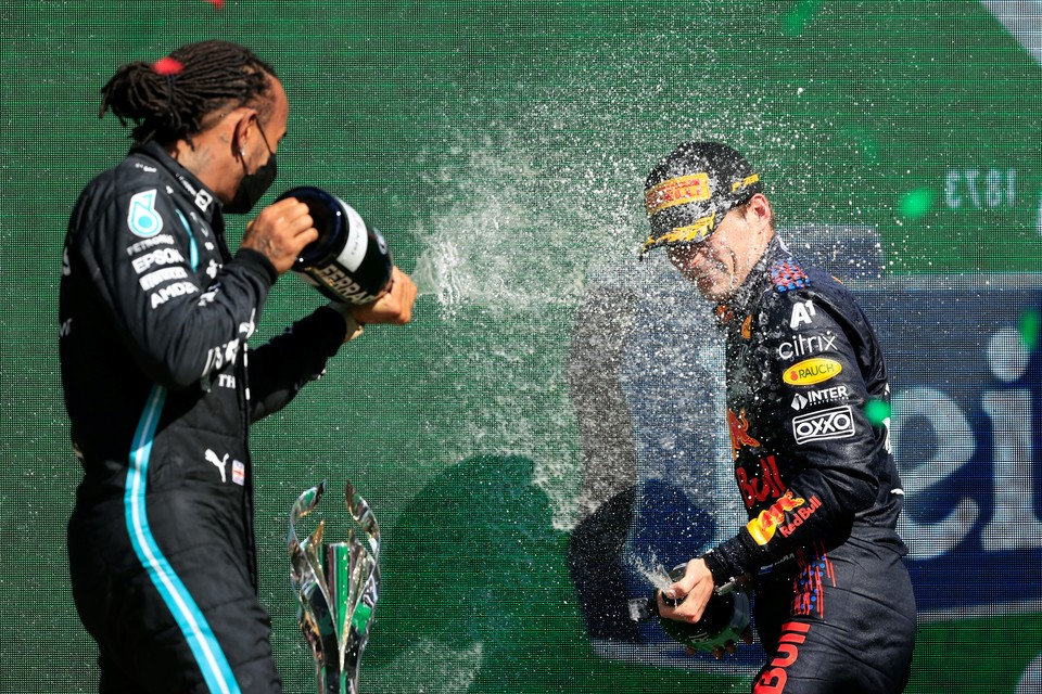 Hamilton en Verstappen (r) op het podium. foto epa