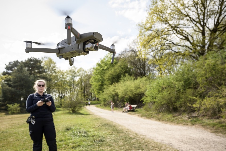 De Limburgse politie krijgt dit weekend assistentie van dronepiloten van het team forensische opsporing. Zij controleren vanuit de lucht of mensen zich aan de coronamaatregelen houden. 