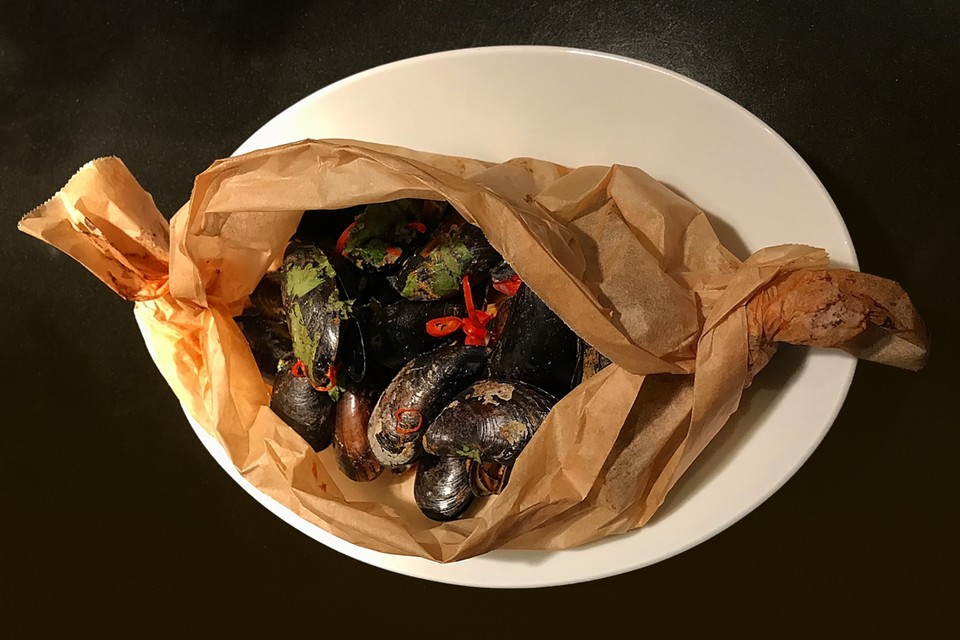 Mosselen ‘en papilotte’, gegaard in hun eigen vocht en in een kokosmelk/currymengsel. 